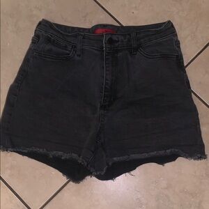 Jennifer López Black Denim Shorts